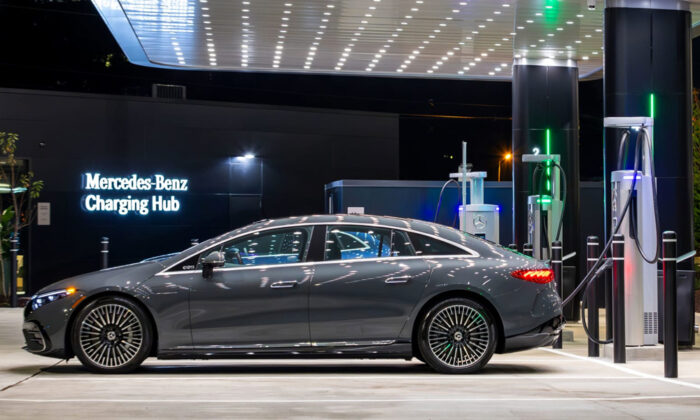 Mercedes-Benz Opens its First US Charging Hub